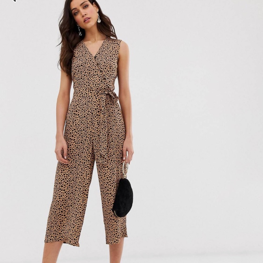 Warehouse cropped jumpsuit with belt in leopard print